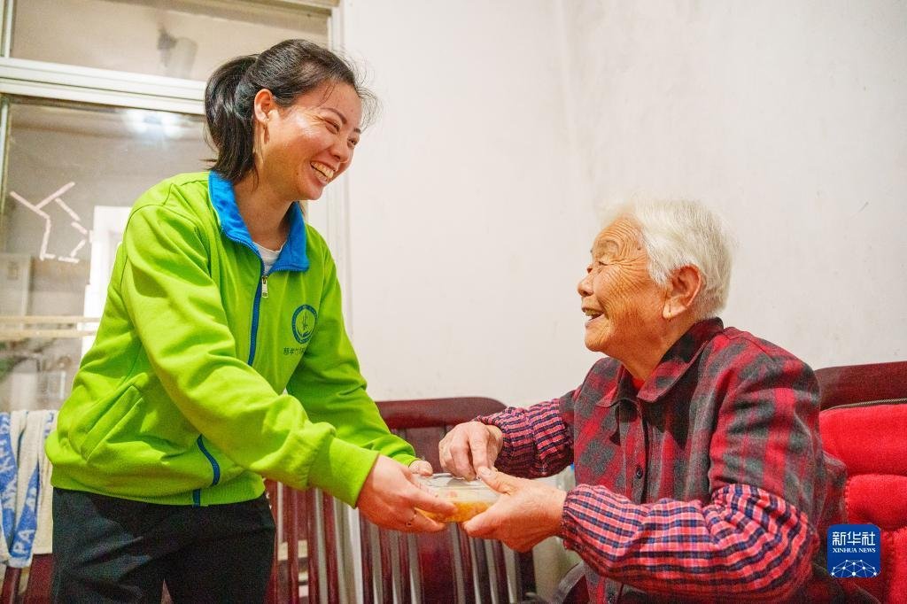 $7.4 Billion China’s Loneliness Industry: Why Elderly People Are Hiring ‘Temporary Children’